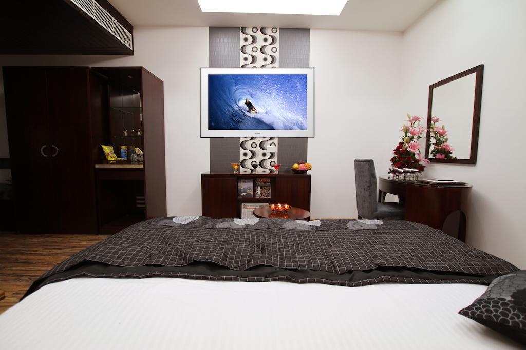 Hotel Prem Plaza Karnāl Kültér fotó