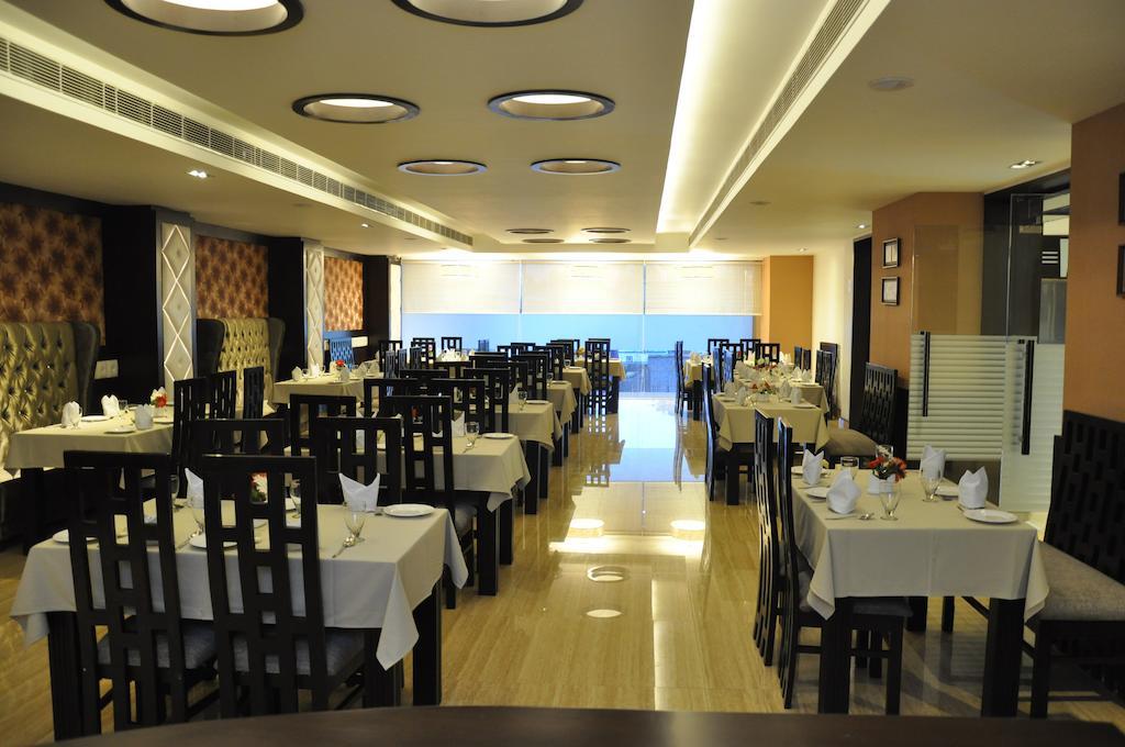 Hotel Prem Plaza Karnāl Kültér fotó