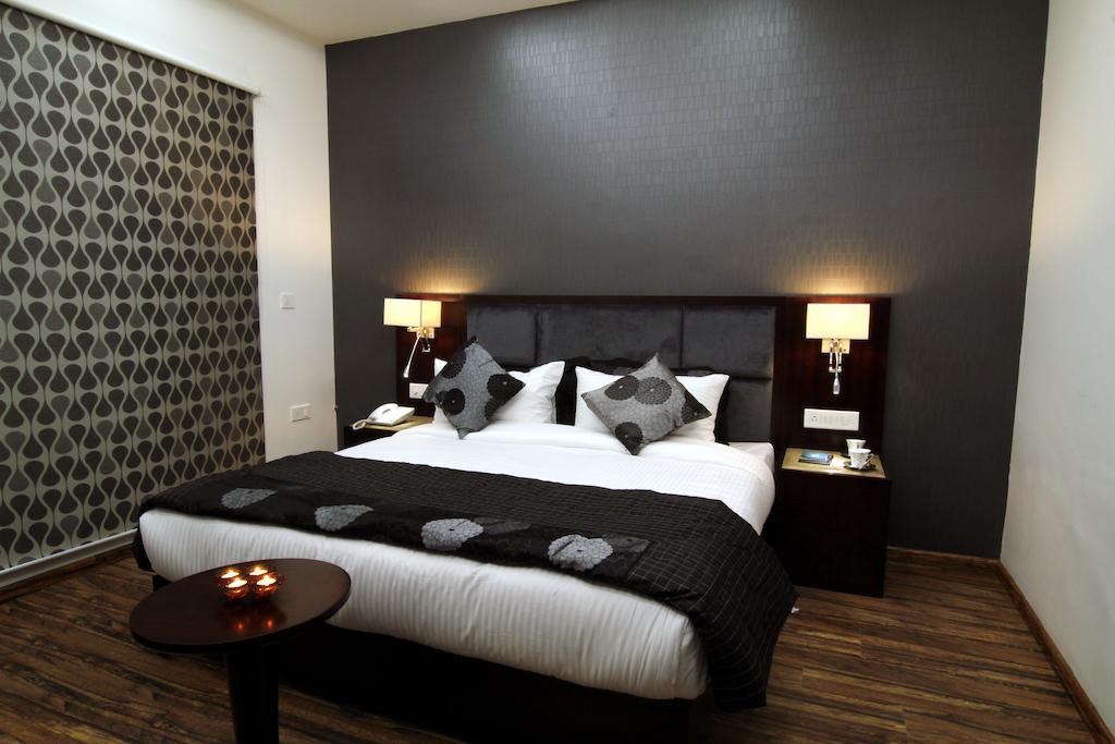 Hotel Prem Plaza Karnāl Kültér fotó