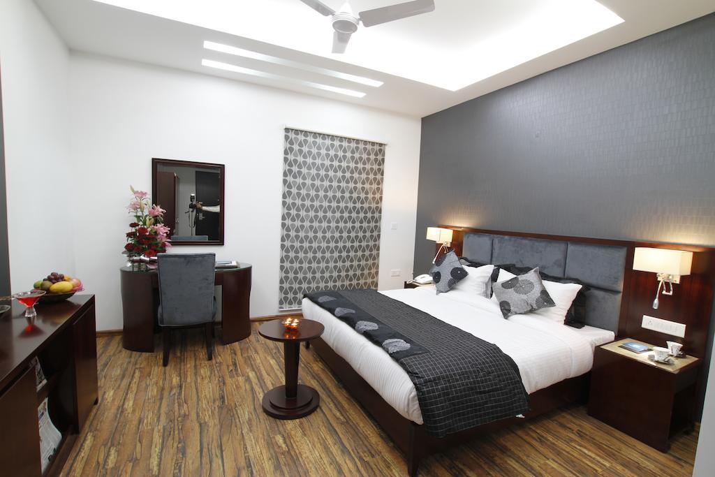 Hotel Prem Plaza Karnāl Kültér fotó