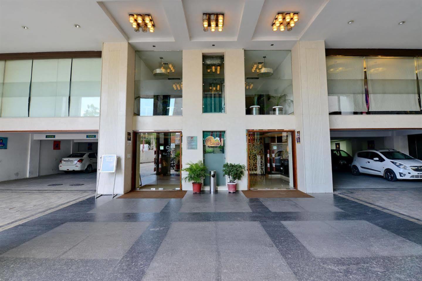 Hotel Prem Plaza Karnāl Kültér fotó