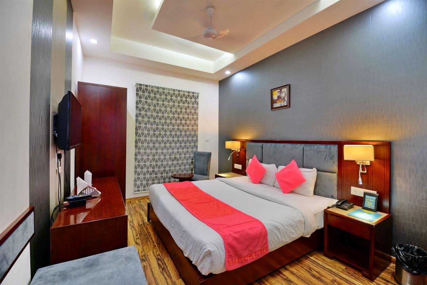Hotel Prem Plaza Karnāl Kültér fotó