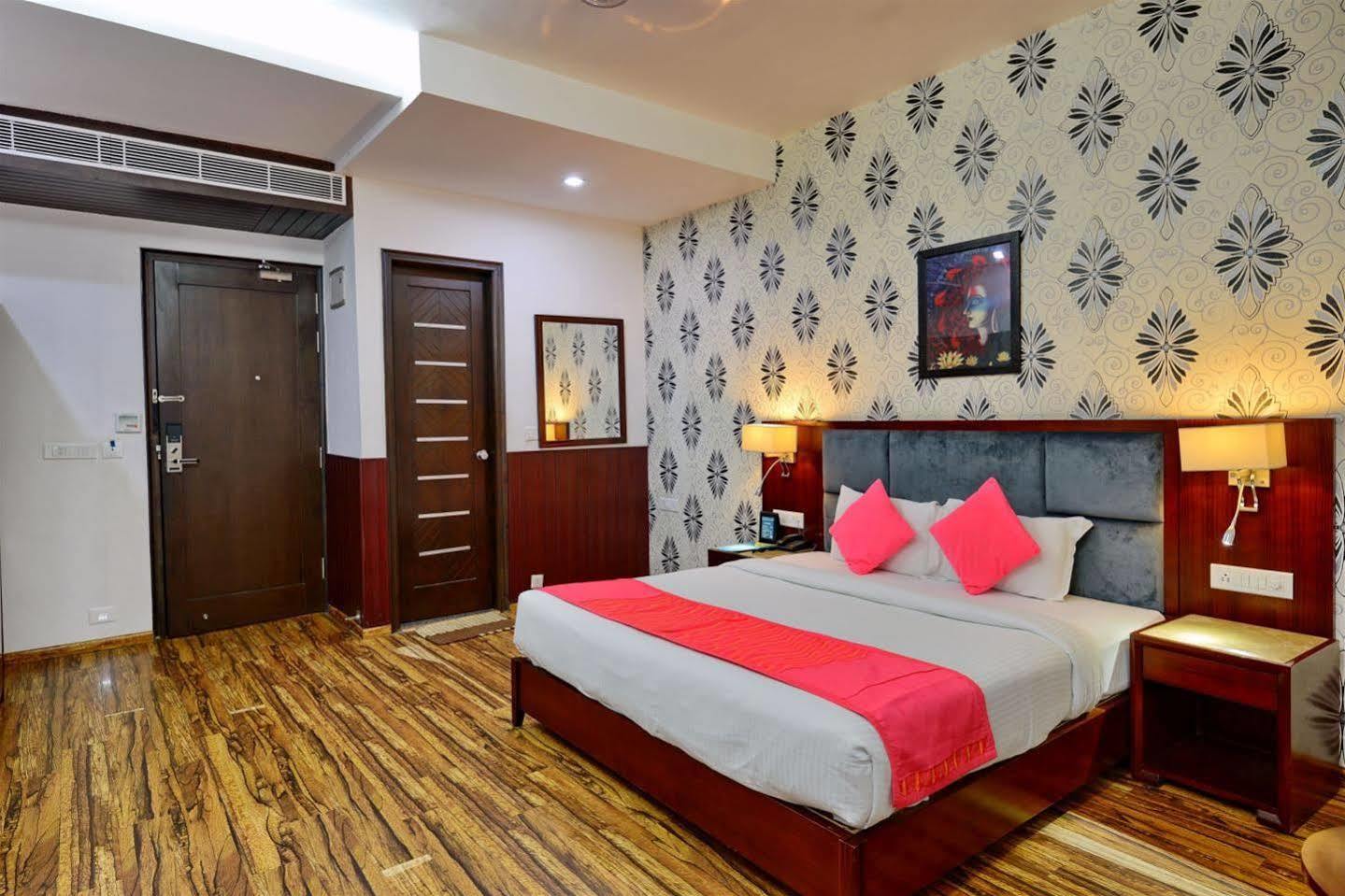 Hotel Prem Plaza Karnāl Kültér fotó