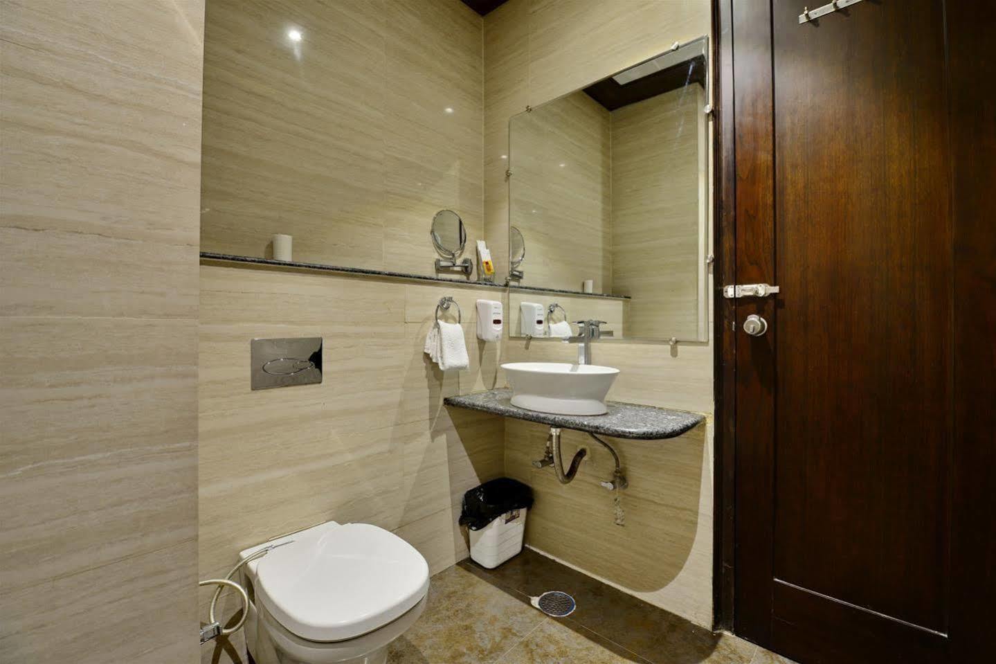 Hotel Prem Plaza Karnāl Kültér fotó