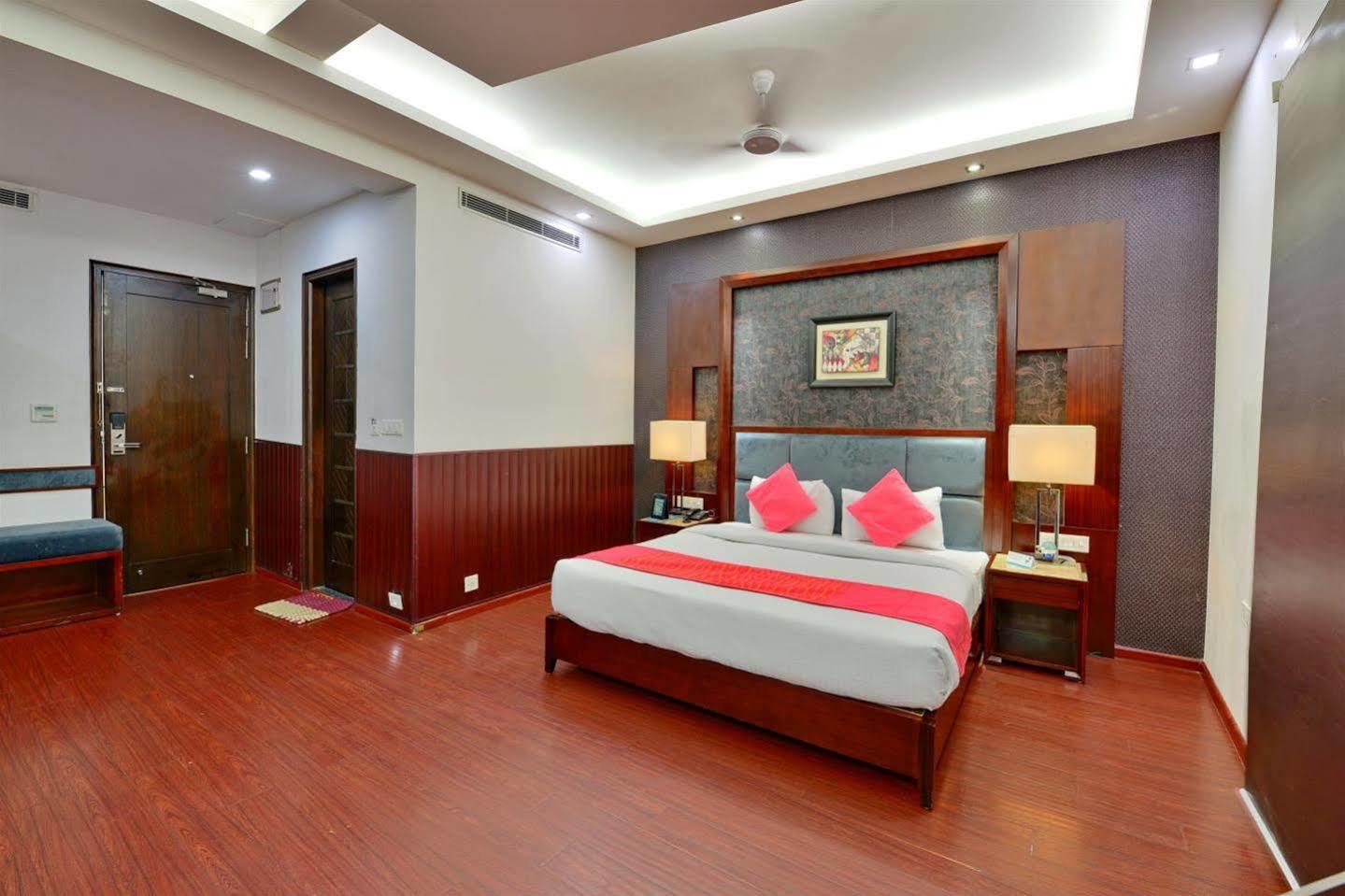 Hotel Prem Plaza Karnāl Kültér fotó