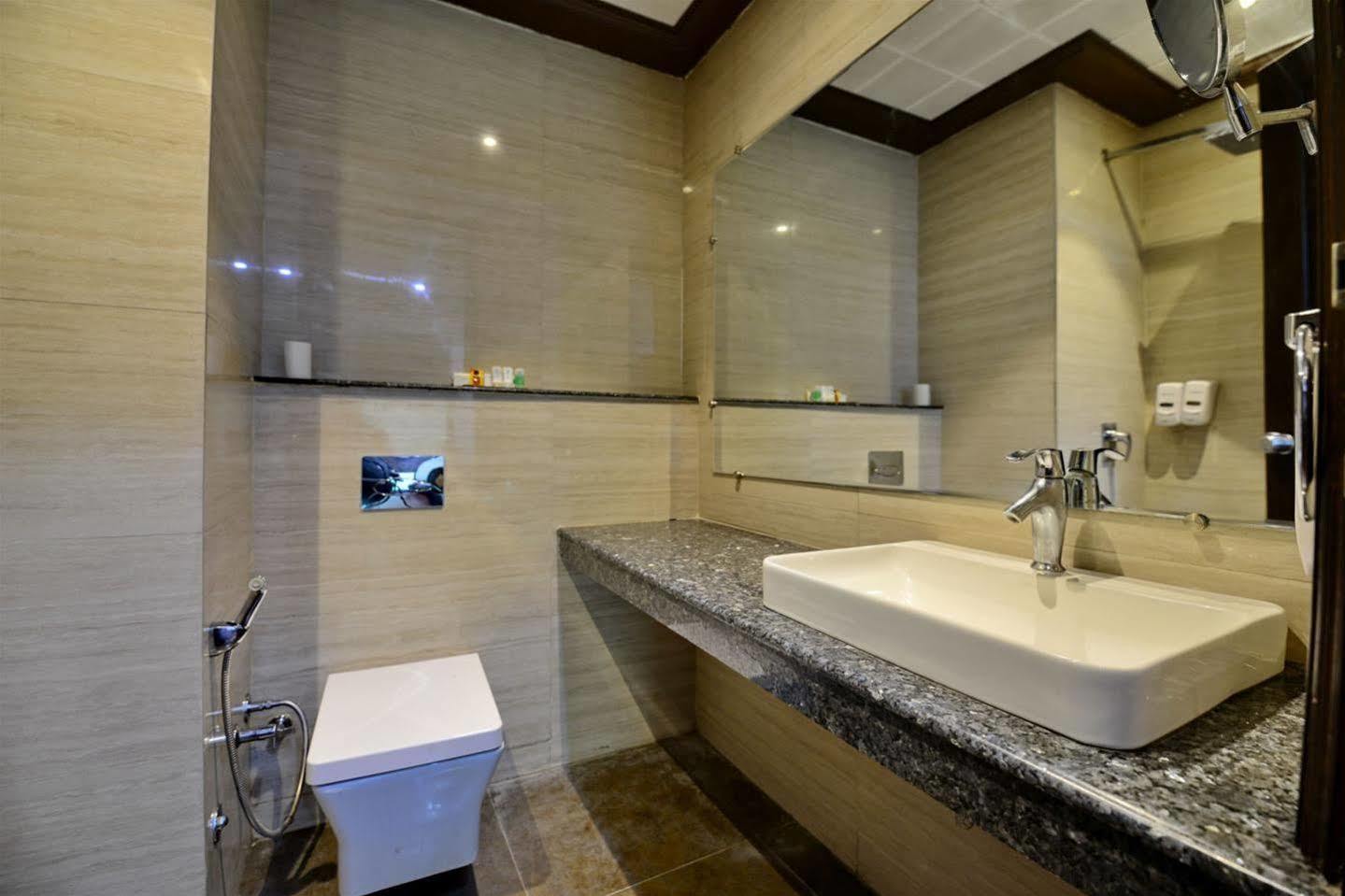 Hotel Prem Plaza Karnāl Kültér fotó